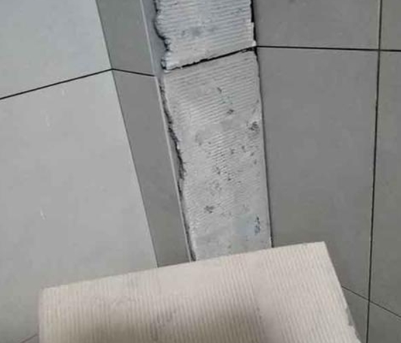 大化瓷砖空鼓维修公司分享下厨房瓷砖脱落的补救措施。